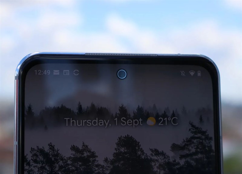  Nokia X30 5G có một camera selfie dạng đục lỗ đặt ở trung tâm màn hình.