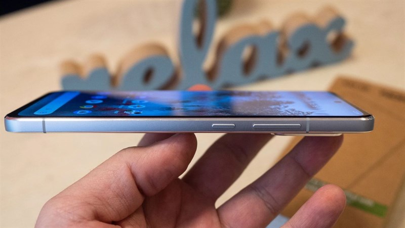 Nokia X30 5G cũng tạo sự thoải mái để cầm nắm nhờ mặt lưng cong nhẹ và khối lượng 185 gram.