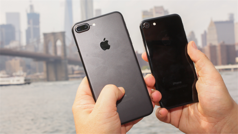 iPhone 7 và iPhone 7 Plus là hai chiếc iPhone đầu tiên của Apple có khả năng chống nước đạt chuẩn IP67