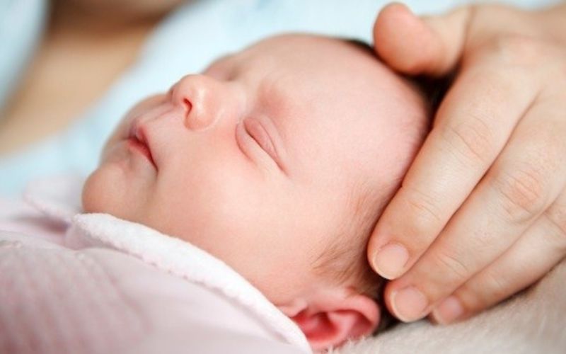 Đầu của trẻ sơ sinh bị méo là hiện tượng gì, có nguy hiểm không?