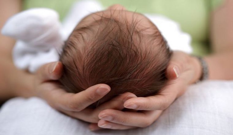 Đầu của trẻ sơ sinh bị méo là hiện tượng gì, có nguy hiểm không?