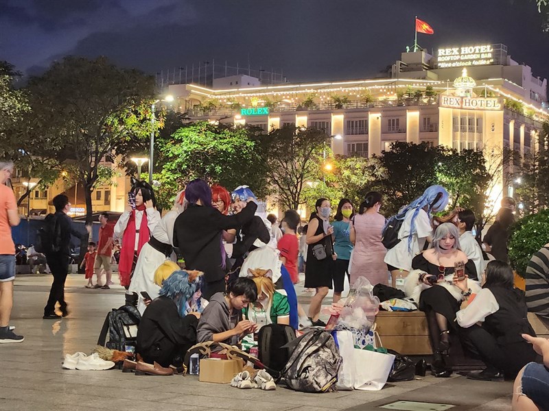 Nhóm các bạn trẻ tụ tập để hóa trang cho nhau, hầu hết đều đang 'hóa' thành nhân vật trong game hoặc anime.