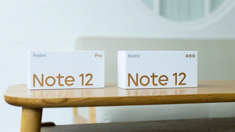 Redmi Note 12 Pro có thiết kế vỏ hộp quen thuộc với tone trắng chủ đạo và tên máy được in màu vàng nổi bật ở mặt trước.