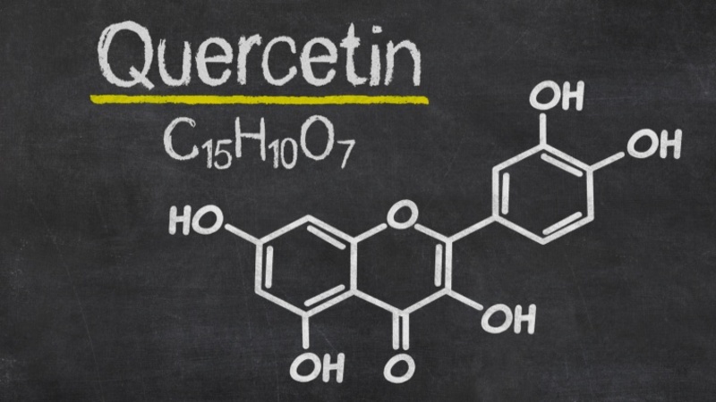 Quercetin hoạt động như một chất kháng histamine tự nhiên, giúp giảm các triệu chứng của viêm mũi dị ứng
