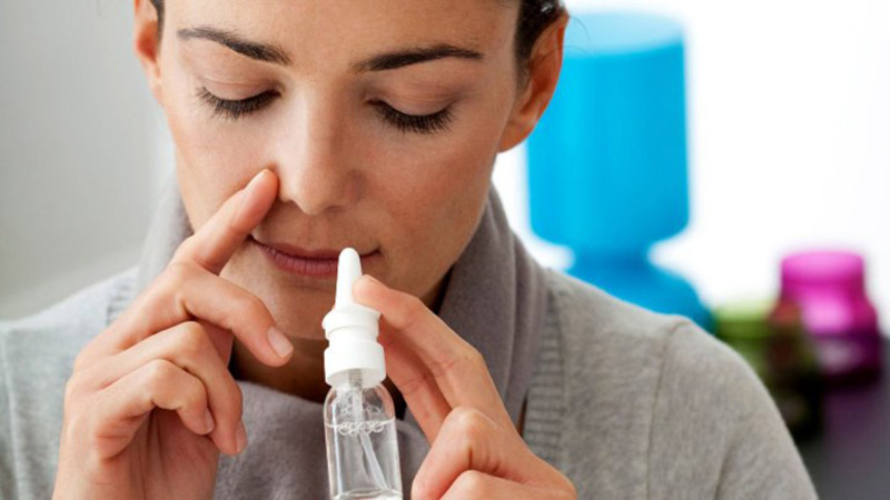 Nghẹt mũi khi gặp tình trạng viêm mũi dị ứng có thể điều trị bằng cách rửa mũi bằng nước muối, giúp loại bỏ chất nhầy dư thừa