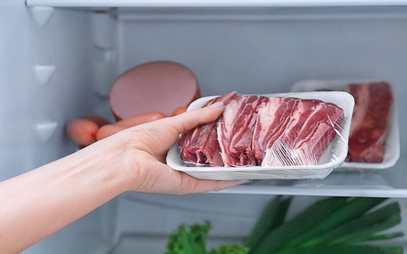Làm đông lạnh lại thịt sau khi dùng không hết làm ảnh hưởng chất lượng thịt và dễ gây ngộ độc thực phẩm