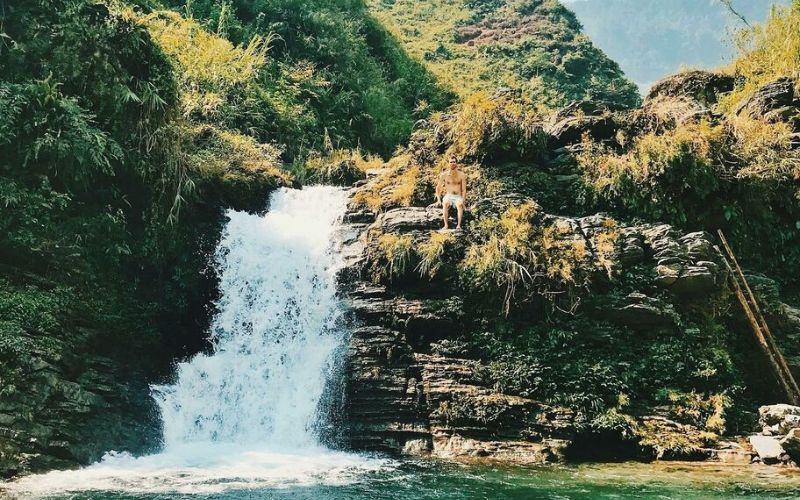 Đắm chìm trong không gian hoang dại của thác Du Già, Hà Giang