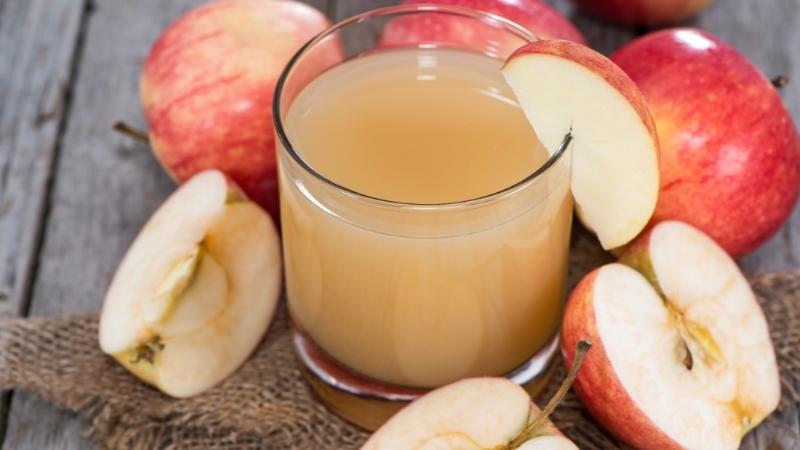 Dùng hỗn hợp nước ép táo, thảo mộc và dầu ô liu có thể giúp làm sạch túi mật