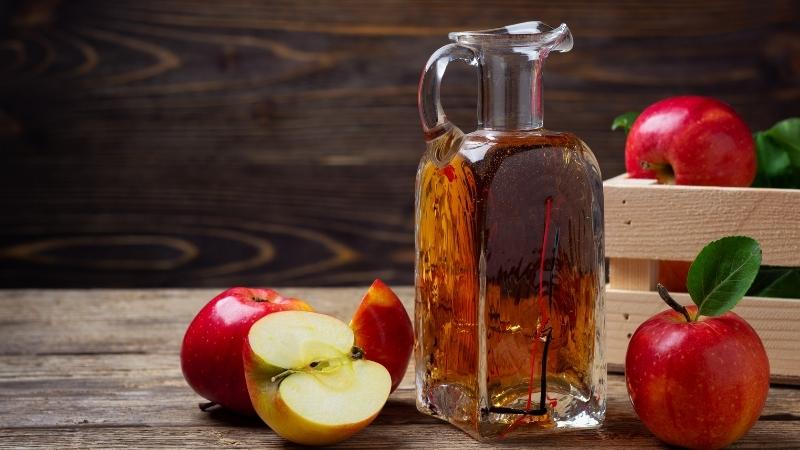 Nhờ vào thành phần acid mà giấm táo và nước ép táo có khả năng làm mềm sỏi mật, giúp dễ đào thảo ra ngoài