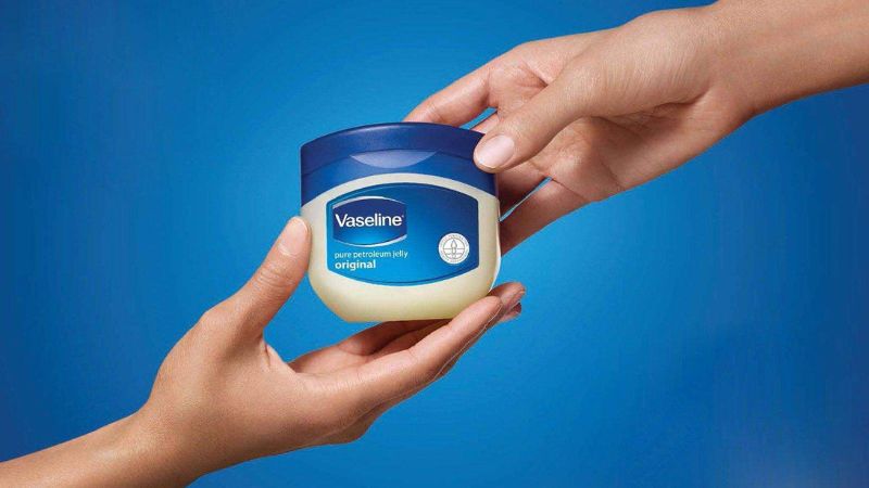 Có nên dùng kem Vaseline để bôi môi trị nẻ được không?