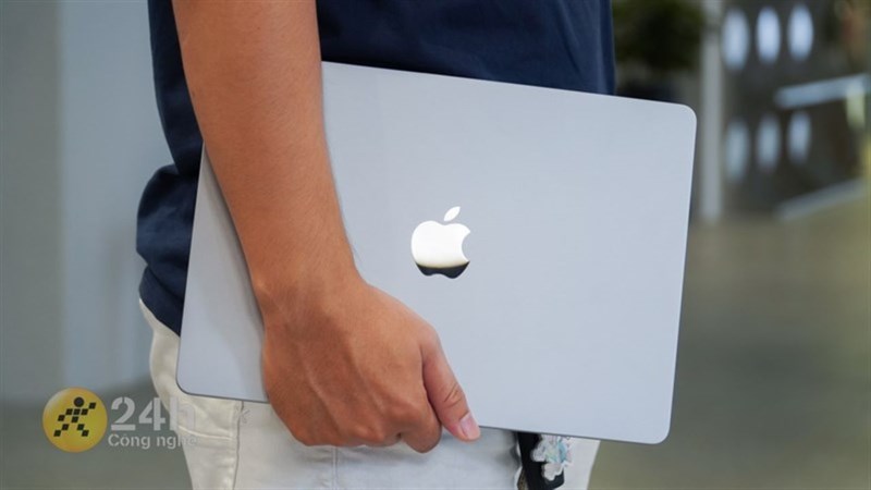 Các mẫu MacBook ở thời điểm hiện tại chỉ có logo Apple bằng kim loại