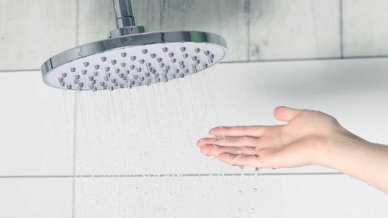 Hãy thủ nhiệt độ nước trước khi tắm để hạn chế tình trạng khô da