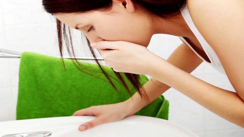 Dùng thuốc ngủ quá liều cũng có thể gây ra triệu chứng buồn nôn và nôn