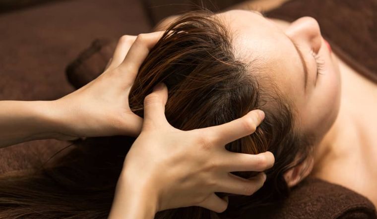 4 cách tự massage đầu giảm stress tại nhà sau những giờ làm việc mệt mỏi