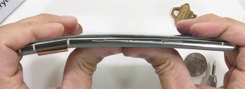 Pixel 7 Pro sẽ rất dễ cong từ dưới lưng Pixel 7 Pro sẽ rất dễ cong từ dưới lưng