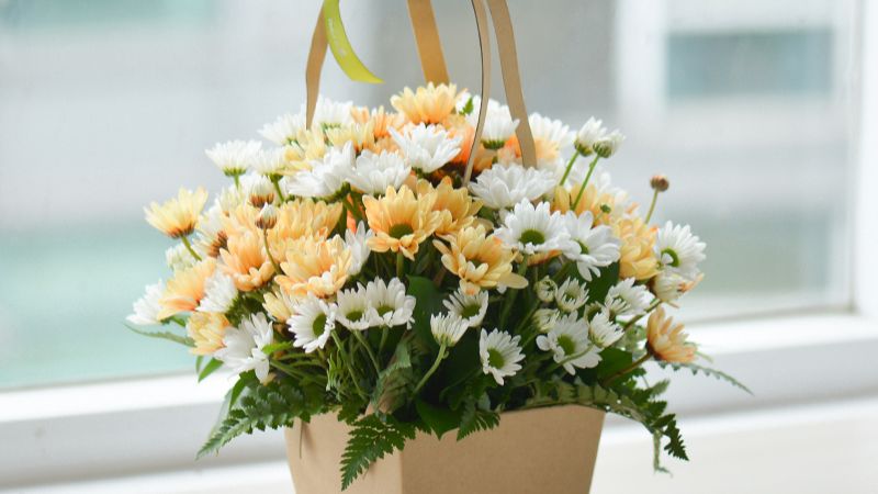 Small and delicate flower arrangement