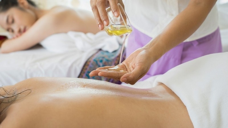 Massage bằng tinh dầu