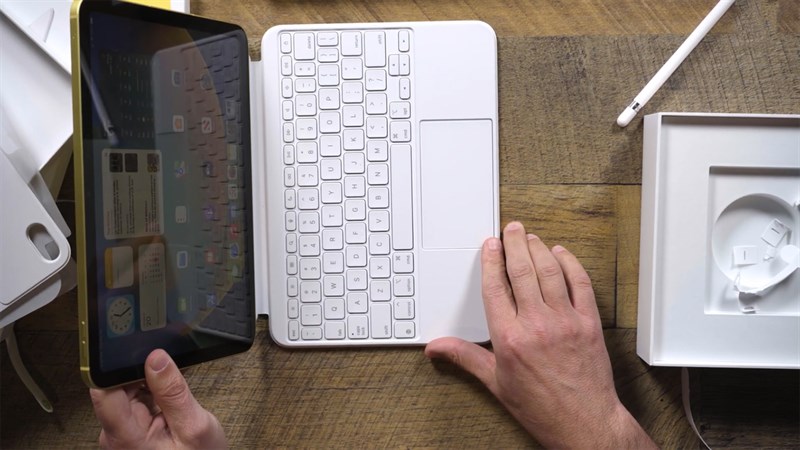 iPad 10 2022 có thể được sử dụng như một chiếc laptop mini với bàn phím Magic Keyboard Folio