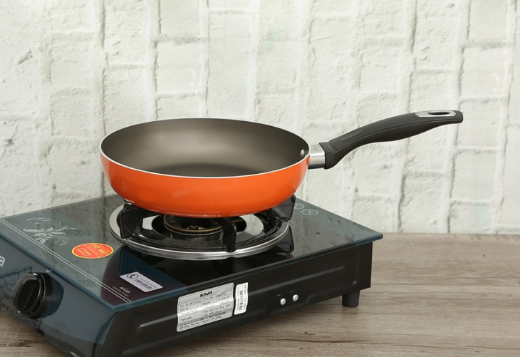 DMX CTE 24 cm non-stick aluminum pan saves cooking time thanks to being made from aluminum alloy