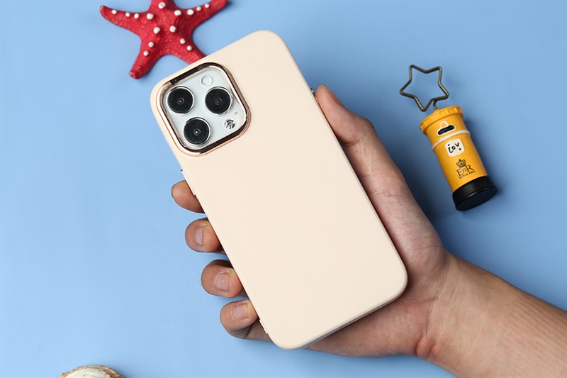 Một chiếc ốp chắc chắn sẽ bảo vệ điện thoại của bạn khỏi những va đập mạnh.