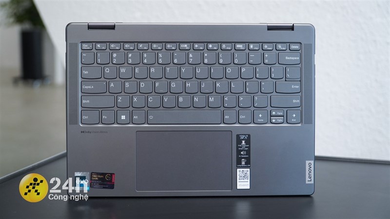 Bàn phím trên Lenovo Yoga Slim 7 14IAL7 sử dụng layout và cách thiết kế nút rất quen thuộc của Lenovo. Bàn phím trên Lenovo Yoga Slim 7 14IAL7 sử dụng layout và cách thiết kế nút rất quen thuộc của Lenovo.