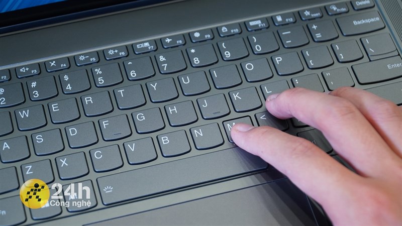Về trải nghiệm gõ thì bàn phím của Lenovo Yoga Slim 7 14IAL7 có chất lượng hoàn thiện tốt. Về trải nghiệm gõ thì bàn phím của Lenovo Yoga Slim 7 14IAL7 có chất lượng hoàn thiện tốt.