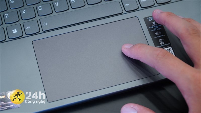 Bàn rê của Lenovo Yoga Slim 7 14IAL7 được phủ kính nên trải nghiệm khi vuốt rất mượt tay. Bàn rê của Lenovo Yoga Slim 7 14IAL7 được phủ kính nên trải nghiệm khi vuốt rất mượt tay.