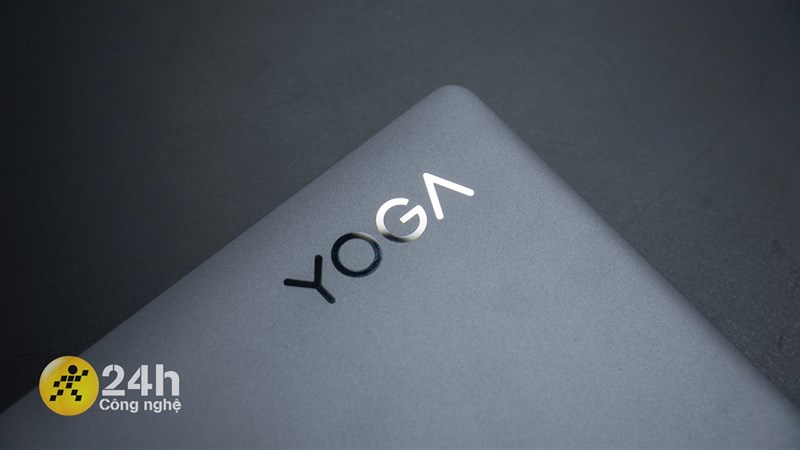 Phần mặt trước của Lenovo Yoga Slim 7 14IAL7 sử dụng cách thiết kế hết sức quen thuộc của Lenovo. Phần mặt trước của Lenovo Yoga Slim 7 14IAL7 sử dụng cách thiết kế hết sức quen thuộc của Lenovo.
