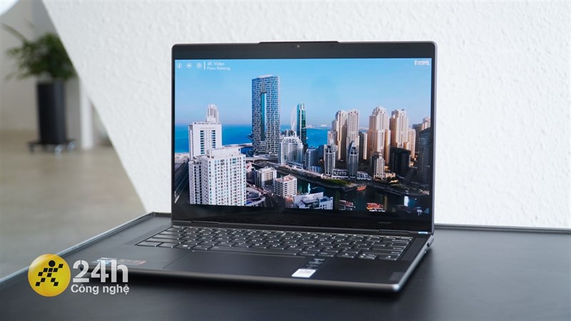 Với việc sử dụng tấm nền OLED thì các nội dung hiển thị trên màn hình Lenovo Yoga Slim 7 14IAL7 rất sống động, có chiều sâu và trông bắt mắt. Với việc sử dụng tấm nền OLED thì các nội dung hiển thị trên màn hình Lenovo Yoga Slim 7 14IAL7 rất sống động, có chiều sâu và trông bắt mắt.