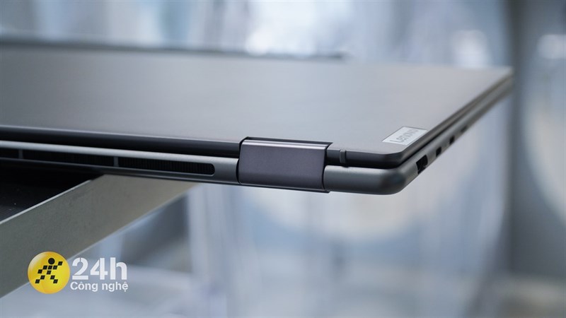 Lenovo Yoga Slim 7 14IAL7 sử dụng thiết kế bản lề kép có kích thước hài hòa với thân máy. Lenovo Yoga Slim 7 14IAL7 sử dụng thiết kế bản lề kép có kích thước hài hòa với thân máy.