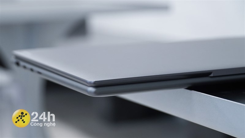 Lenovo Yoga Slim 7 14IAL7 đã tạo nên sự khác biệt bằng việc bo cong các cạnh và góc máy. Lenovo Yoga Slim 7 14IAL7 đã tạo nên sự khác biệt bằng việc bo cong các cạnh và góc máy.