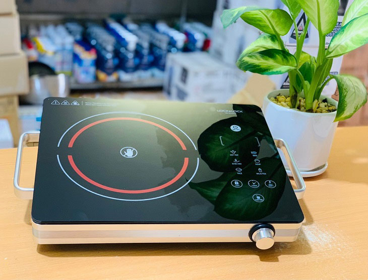 Bếp hồng ngoại Lock&Lock sở hữu thiết kế gọn gàng, tinh tế