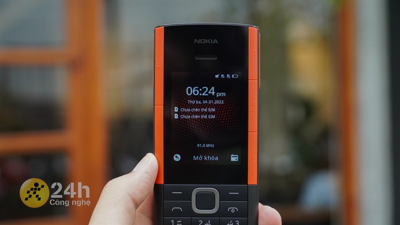 Màn hình 2.4 inch mang đến không gian hiển thị vừa đủ