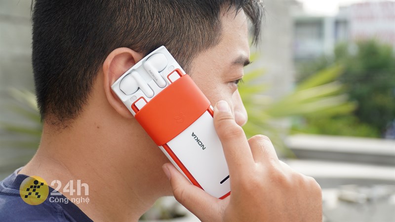 Tai nghe không dây ở phía sau vừa tạo điểm nhấn, vừa có tính ứng dụng cao