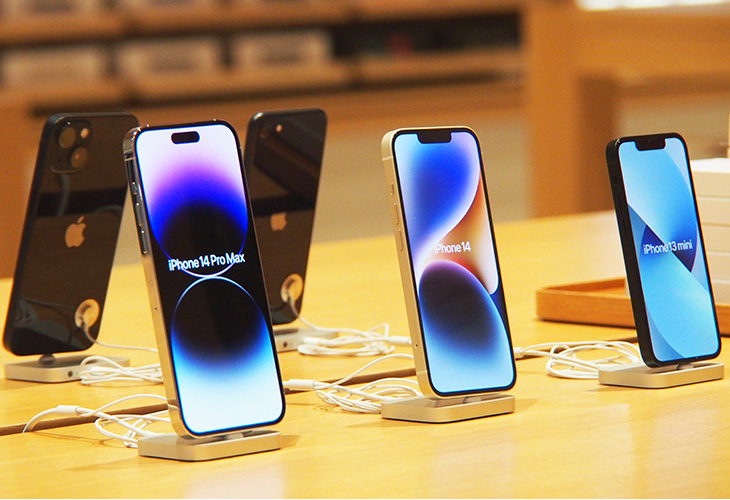 What is iPhone showcase? Should I buy an iPhone on display?