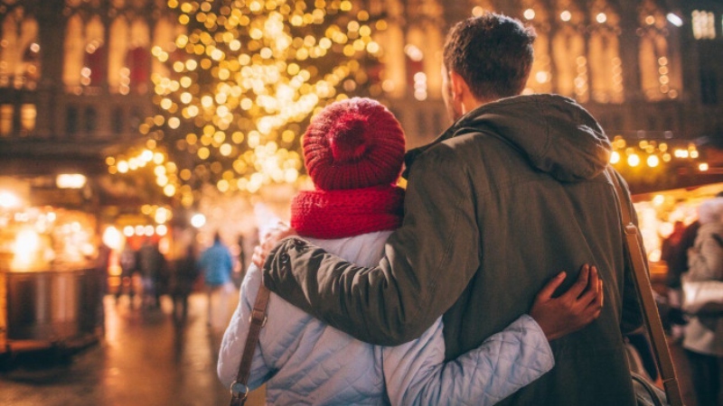 Tận hưởng không khí lễ hội với những lời chúc Giáng sinh đầy tình cảm. Từ chân thành và nồng nàn đến đơn giản và ngắn gọn, hãy sử dụng lời chúc để truyền tải tình yêu và hạnh phúc đến người thân yêu và bạn bè của mình.
