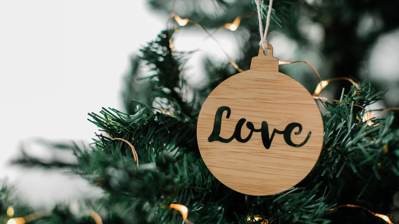 Nếu bạn muốn gửi tặng một thông điệp yêu thương trong mùa Giáng sinh, hãy tham khảo các lời chúc Giáng sinh đầy cảm xúc dành cho người yêu của mình. Những lời chúc này sẽ làm cho người ấy cảm thấy yêu thương và có được một mùa Giáng sinh tuyệt vời nhất.