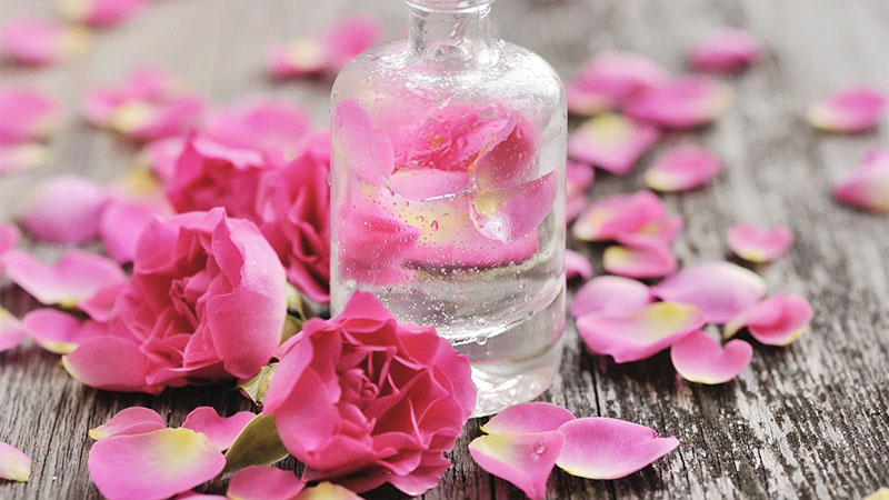 Mặt nạ dưa leo và nước hoa hồng giúp cấp nước cho làn da