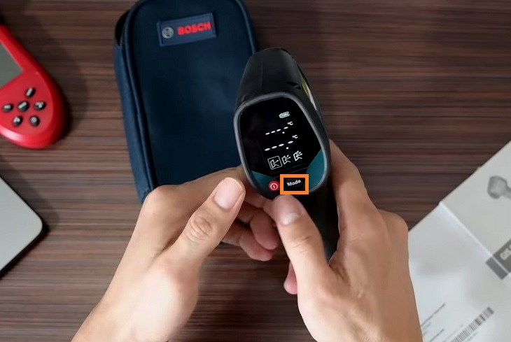 Nhấn nút Mode để chuyển chế độ phát xạ