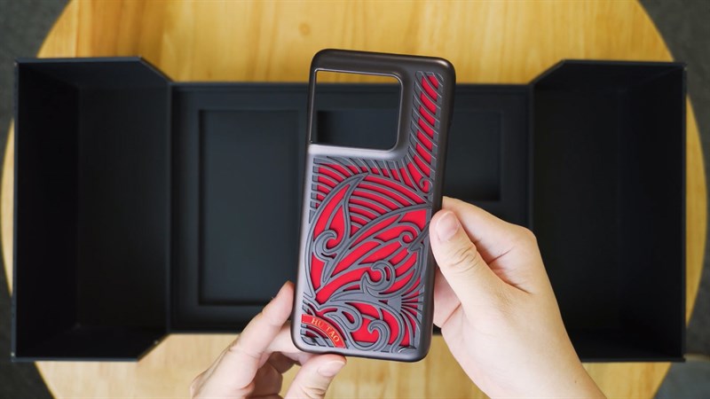 Ốp lưng nổi bật với họa tiết cánh bướm được tạo nên từ những rãnh cắt rất chính xác Ốp lưng nổi bật với họa tiết cánh bướm được tạo nên từ những rãnh cắt rất chính xác