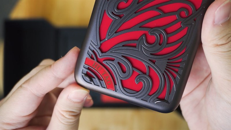 Hiện hữu ở góc dưới ốp lưng là tên nhân vật Hu Tao Hiện hữu ở góc dưới ốp lưng là tên nhân vật Hu Tao