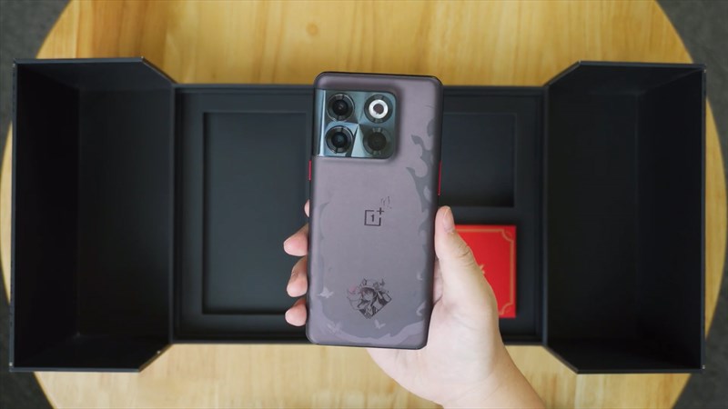 OnePlus Ace Pro Genshin Impact Edition vẫn mang âm hưởng thiết kế từ phiên bản thông thường OnePlus Ace Pro Genshin Impact Edition vẫn mang âm hưởng thiết kế từ phiên bản thông thường