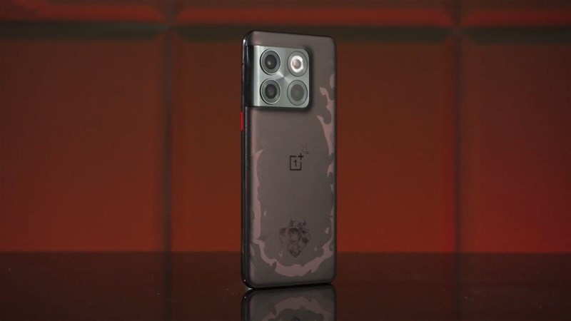 OnePlus Ace Pro Genshin Impact Edition nổi bật với màu sắc chủ đạo là nâu đen giống với màu trang phục của Hu Tao OnePlus Ace Pro Genshin Impact Edition nổi bật với màu sắc chủ đạo là nâu đen giống với màu trang phục của Hu Tao