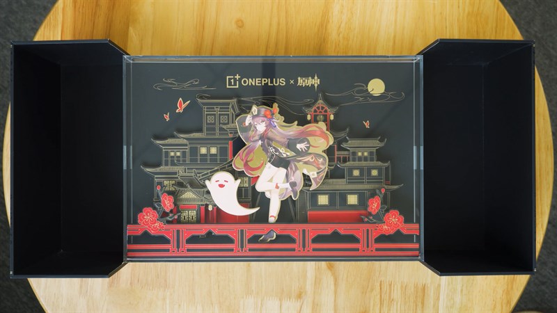 Bên dưới là hộp chứa standee nhân vật Hu Tao rất dễ thương và đẹp mắt Bên dưới là hộp chứa standee nhân vật Hu Tao rất dễ thương và đẹp mắt