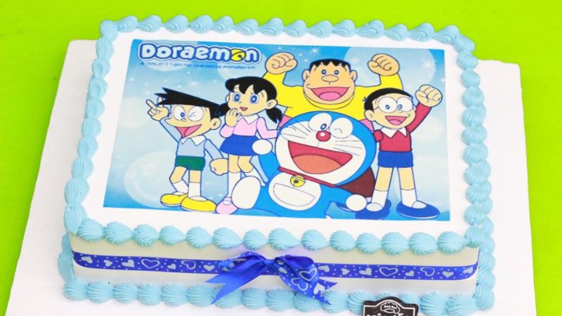 Bánh sinh nhật Doremon là một sản phẩm bán chạy ở nhiều cửa hàng bánh kẹo. Hãy thưởng thức hình ảnh về một chiếc bánh Doremon với hình ảnh tươi trẻ và phong cách mới lạ để cảm nhận sự đặc biệt và giúp bạn lựa chọn cho mình sản phẩm phù hợp nhất.