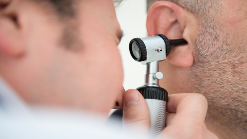 Mất thính lực là một biến chứng dài hạn phổ biến của bệnh viêm màng não