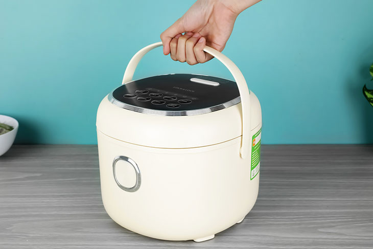 Nồi cơm điện tử Lock&Lock 0.8 lít EJR716IVY được trang bị quai xách giúp di chuyển và bảo quản thuận tiện