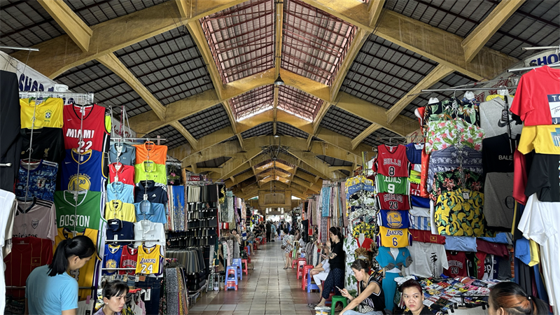 Ảnh chụp trong chợ Bến Thành từ camera iPhone 14 Pro.