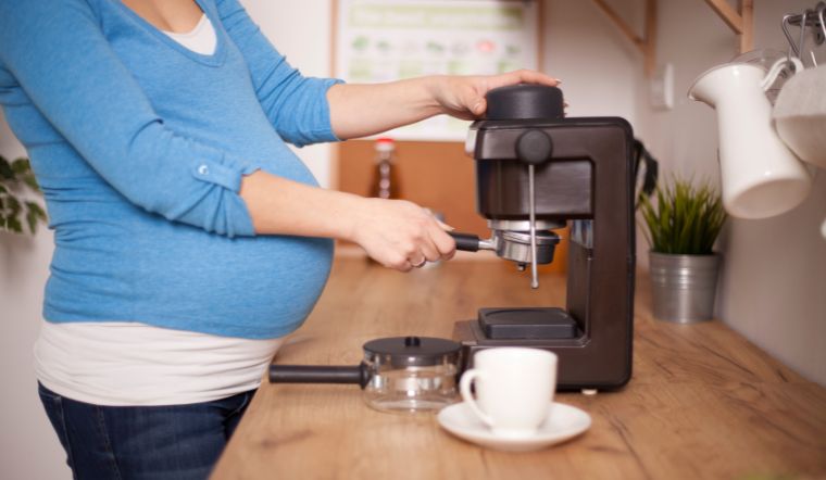 Mẹ đang mang bầu uống cà phê nhiều dễ sinh con bị thấp lùn?