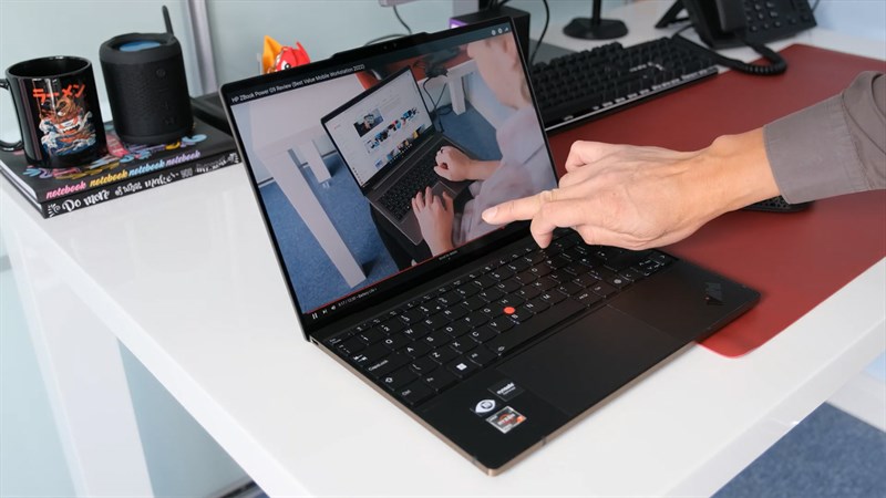 Màn hình của ThinkPad Z13 còn được trang bị nhiều tính năng hiển thị ấn tượng